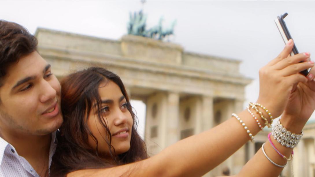 zwei junge Menschen machen ein Selfi